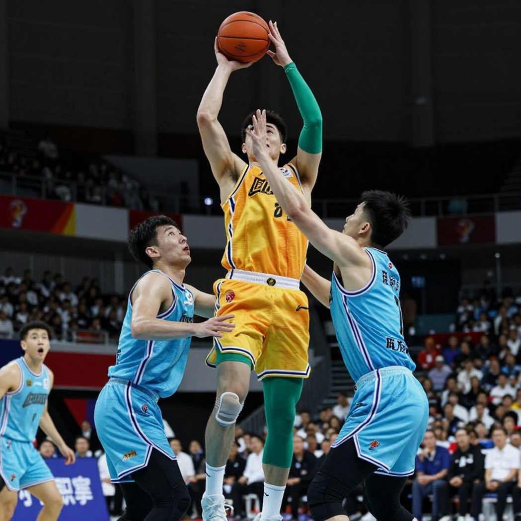 Baskonia và Márcio Santos: Trung phong biết ném ba, nhưng bắt bóng thì không