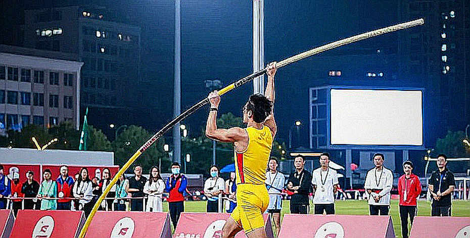 Chiếc đế dày thêm vài milimét và tấm huy chương vàng ASIAD bị rút lại sau 24 giờ