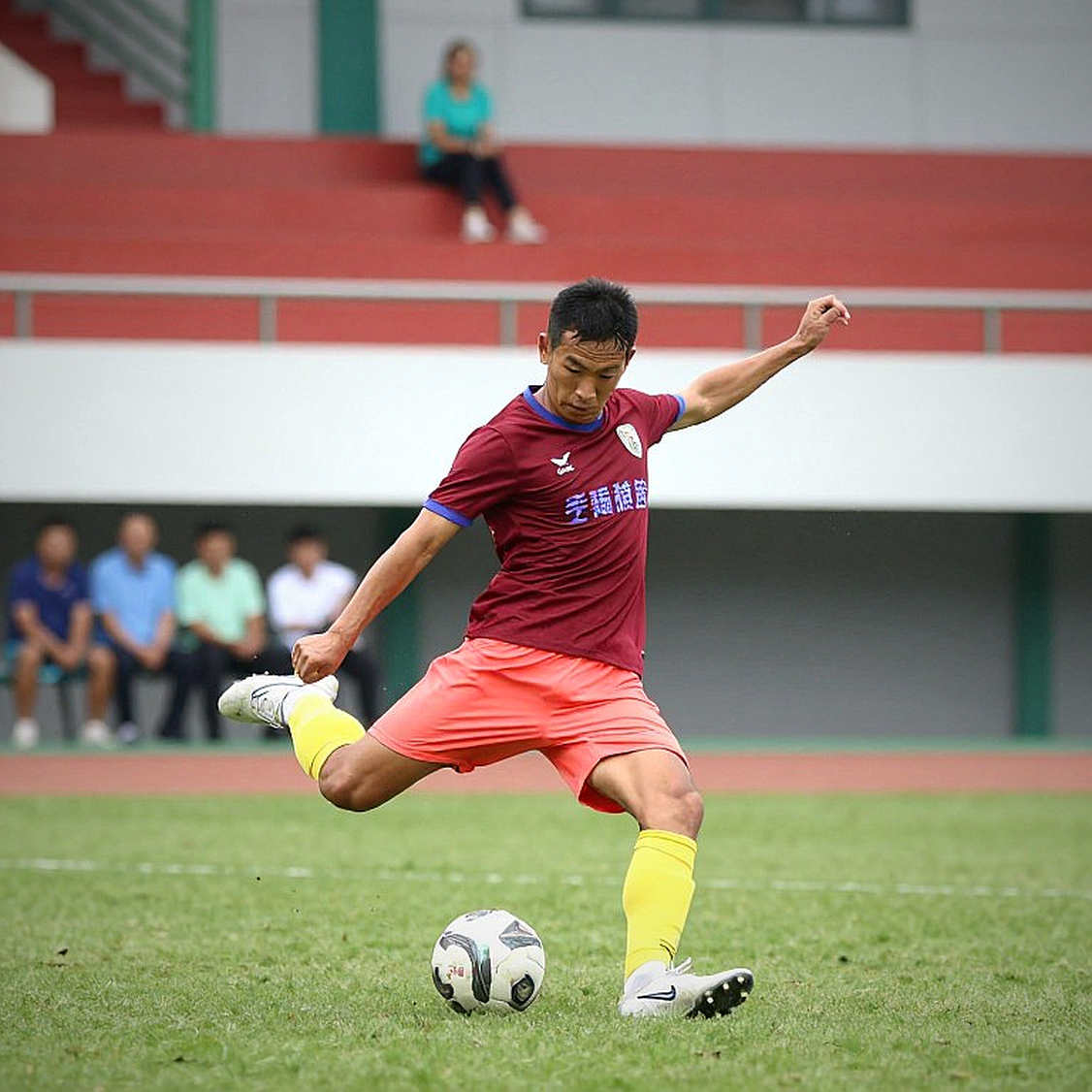 A Warning From a Transfer Expert: Is Vietnamese Football Losing Itself to Blank Contracts?