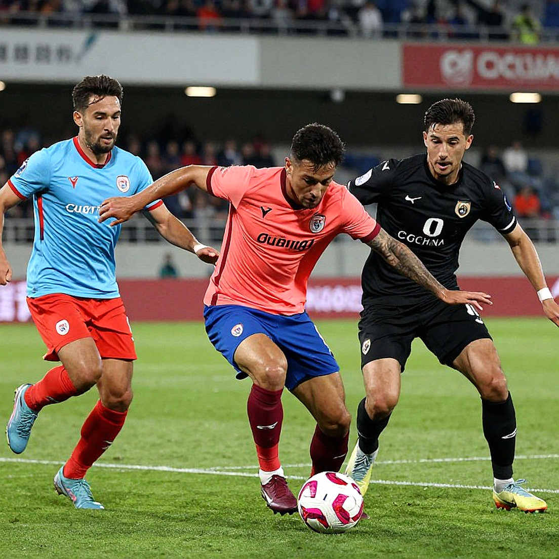 Stepanov rời sân sau 30 phút trong nước mắt ở De Kuip: Khi cơ thể không thương lượng với phong độ