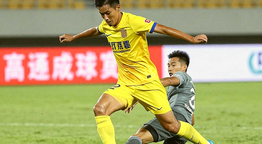 Quỹ lương và điều khoản giải phóng: Bản đồ dòng tiền thật giữa kỳ chuyển nhượng 2026