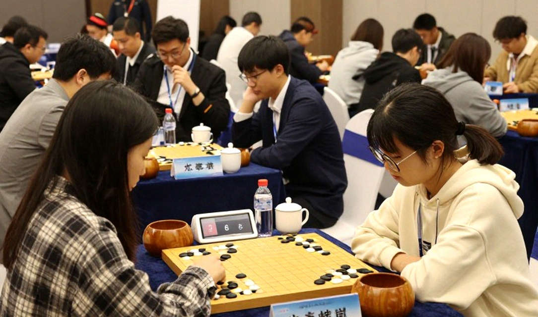 Woodward hạ Caruana, Lee nới rộng khoảng cách: khi tiêu đề và thế cờ kể hai câu chuyện